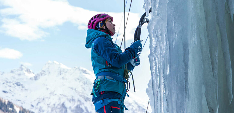 Eiskletterpark Osttirol Eine Person steht am Start einer abenteuerlichen Kletterroute über einen zugefrorenen Wasserfall.
