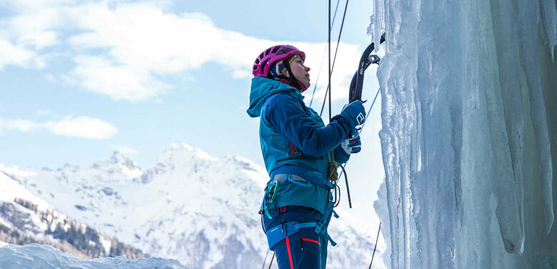 Eiskletterpark Osttirol Eine Person steht am Start einer abenteuerlichen Kletterroute über einen zugefrorenen Wasserfall.