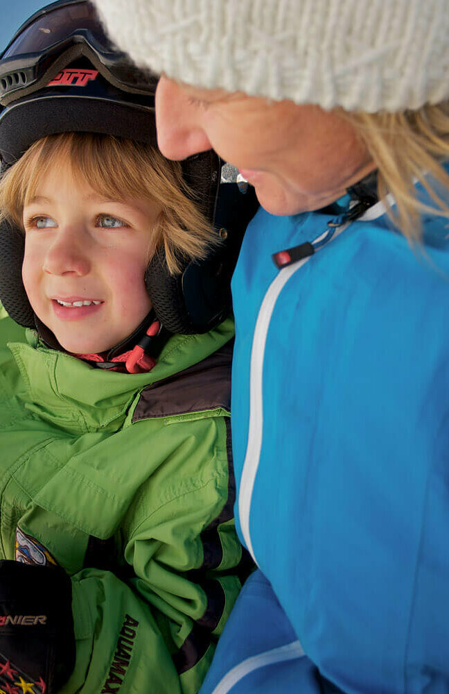 Zettersfeld Kinder Eine Frau fährt mit ihrem Sohn am Zettersfeld Sessellift