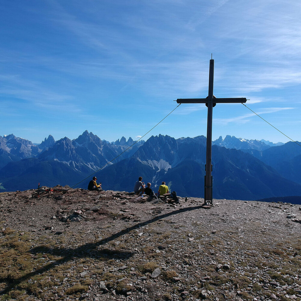 Herz-Ass Villgratental Wanderer auf bei einem Gipfelkreuz auf der Herz-Ass-Route im Villgratental