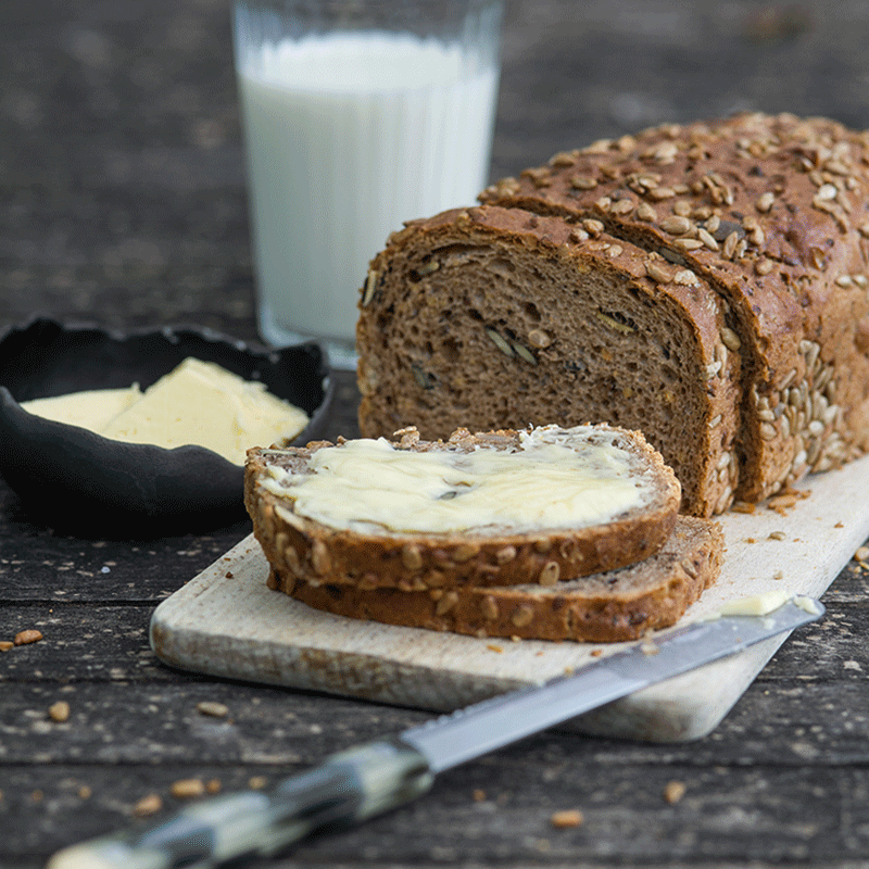 Osttirol Frühstück Vollkornbrot mit Butter und einem Glas Milch