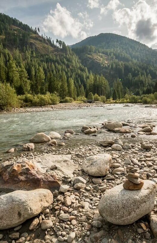 Aufweitung Schwarzach Die Bachaufweitung Schwarzach in Maria Hilf in St. Jakob im Defereggental. Kleiner Steinhaufen am Ufer der Schwarzach.