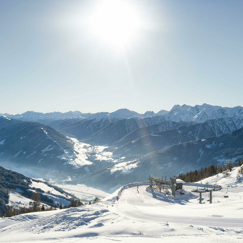 Skifahren Skizentrum Sillian Hochpustertal Skifahren bei strahlendem Sonnenschein im Skizentrum Sillian Hochpustertal