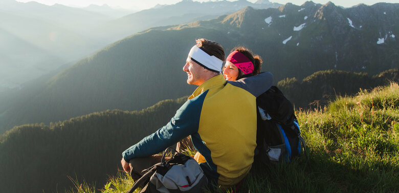 Wanderung zur Öfenspitze Zwei Wanderer genießen den Ausblick von der Öfenspitze ins Tal