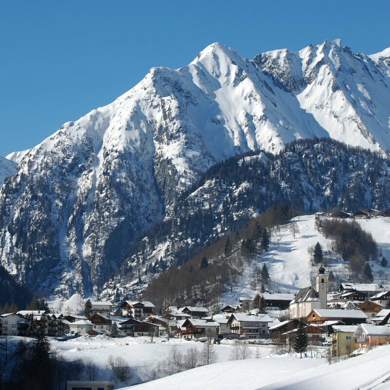 praegraten im winter westen Das verschneite Praegraten im Winter mit Blickrichtung Westen und imposanter Bergkulisse.