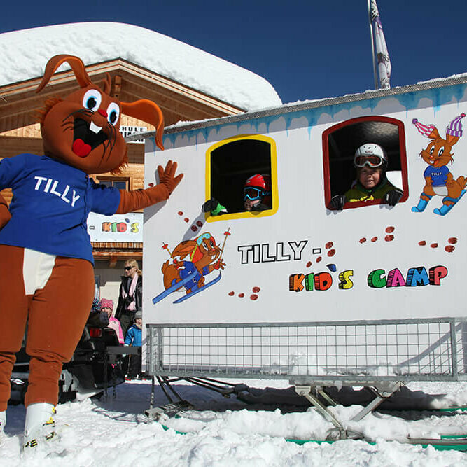Familienskigebiet Golzentipp - Obertilliach Hasenmaskottchen im Familienskigebiet Golzentipp - Obertilliach