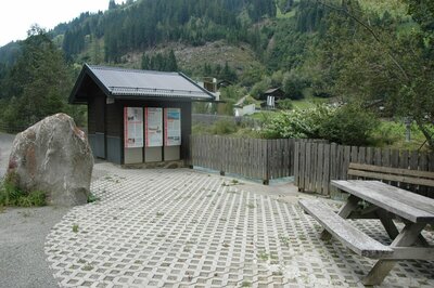 Pegel Hopfgarten Blick auf den Pegel in Hopfgarten i. D., der direkt neben der Schwarzach gelegen ist nicht nur ein toller Aussichtspunkt sondern auch ein idealer Platz für eine Rast auf der hölzernen Bank bietet. Auf der kleinen Holzhütte die ebenfalls an diesem Platz steht, sind Informationstafeln angebracht.