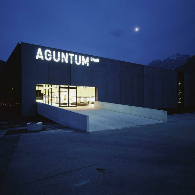 Aguntum Museum Außenansicht des Eintrittsbereiches des Aguntums in Dölsach bei Nacht.