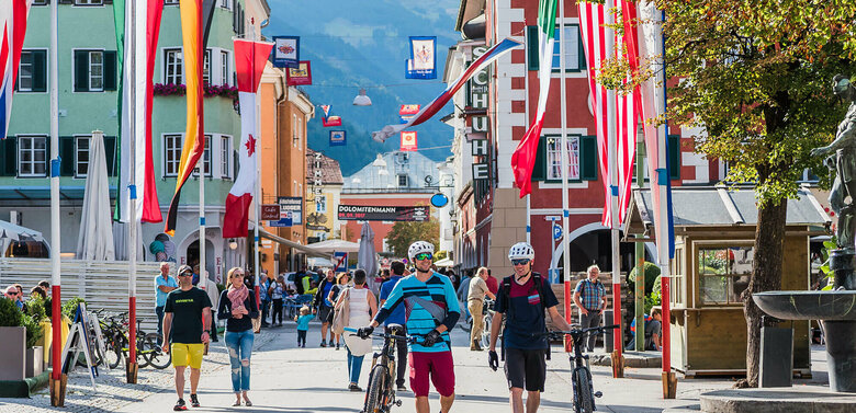 Biken Lienz Radfahrer sind unterwegs in Lienz in Osttirol.