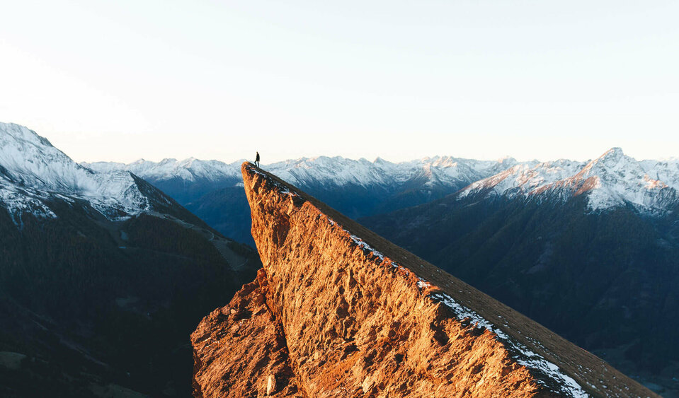 Bretterwand Bretterwand, also ein Berg, wird von der Sonne schön beleuchtet. Der erste Schnee ist schon gefallen und noch Schneereste liegen auf den umliegenden Berggipfeln.