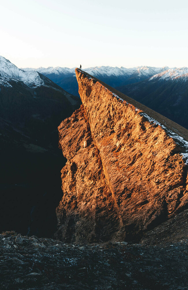 Bretterwand Bretterwand, also ein Berg, wird von der Sonne schön beleuchtet. Der erste Schnee ist schon gefallen und noch Schneereste liegen auf den umliegenden Berggipfeln.