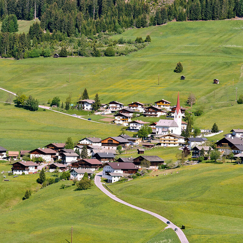 Ortsbild Abfaltern Luftaufnahme des Weilers Abfaltern der Gemeinde Abfaltersbach im Sommer. Grüne Wiesen umgeben den Weiler und oberhalb die ersten Bäume eines Waldes.