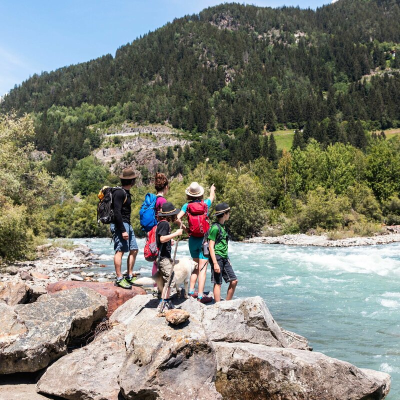 Familie am Ufer der Isel Familie am Ufer der Isel