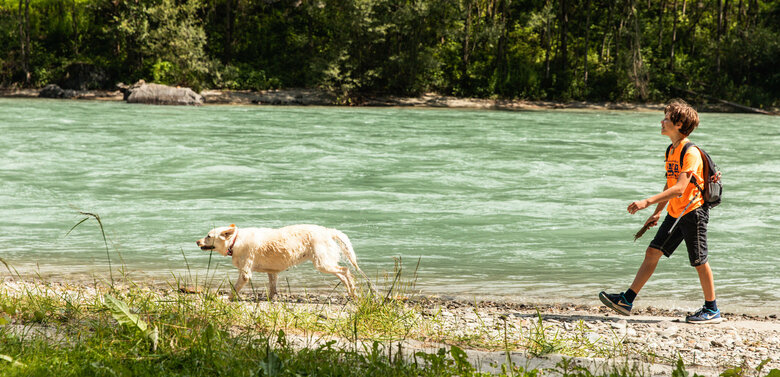 Iseltrail-Hund2020-KindmitHund Kind wandert mit Hund am Iseltrail direkt neben der Isel.