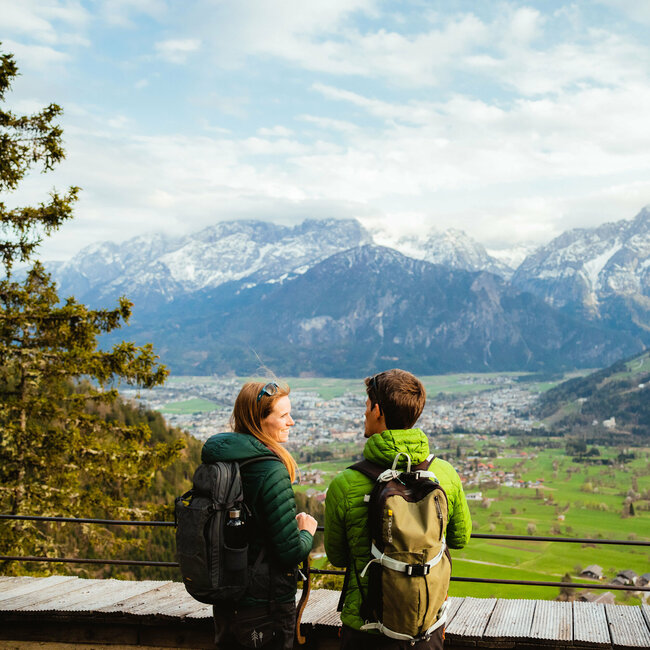 Ausblick vom Helenenkirchl Zwei Wanderer genießen den Ausblick vom Helenenkirchl auf die Stadt Lienz und die noch zum Teil schneebedeckten Gipfel der Lienzer Dolomiten.