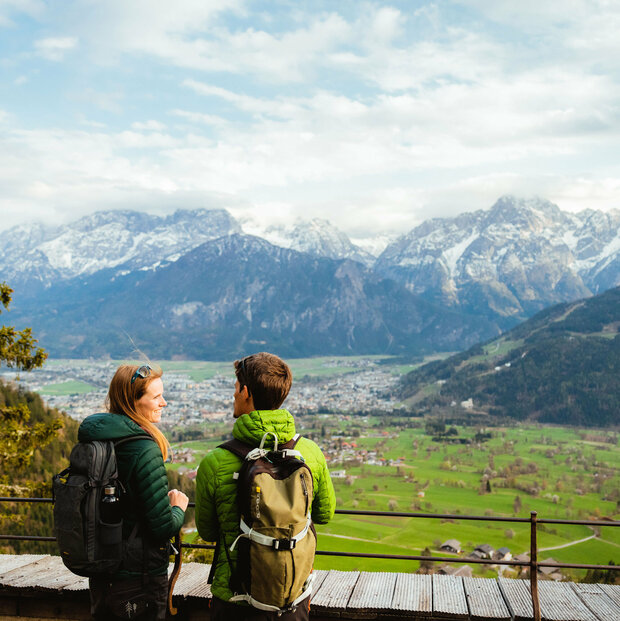 Ausblick vom Helenenkirchl Zwei Wanderer genießen den Ausblick vom Helenenkirchl auf die Stadt Lienz und die noch zum Teil schneebedeckten Gipfel der Lienzer Dolomiten.