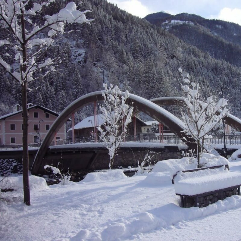 St. Johann Die Brücke in St. Johann mit viel Neuschnee und einem Wald im Hintergrund.