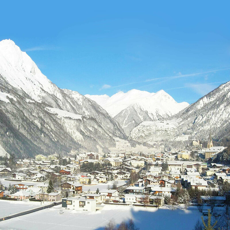 Matrei Blick auf das verschneite Matrei an einem traumhaften Wintertag mit blauem Himmel.
