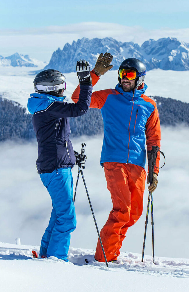 Skizentrum Sillian Hochpustertal High-Five - Zwei Skifahrer:innen im Skizentrum Sillian Hochpustertal