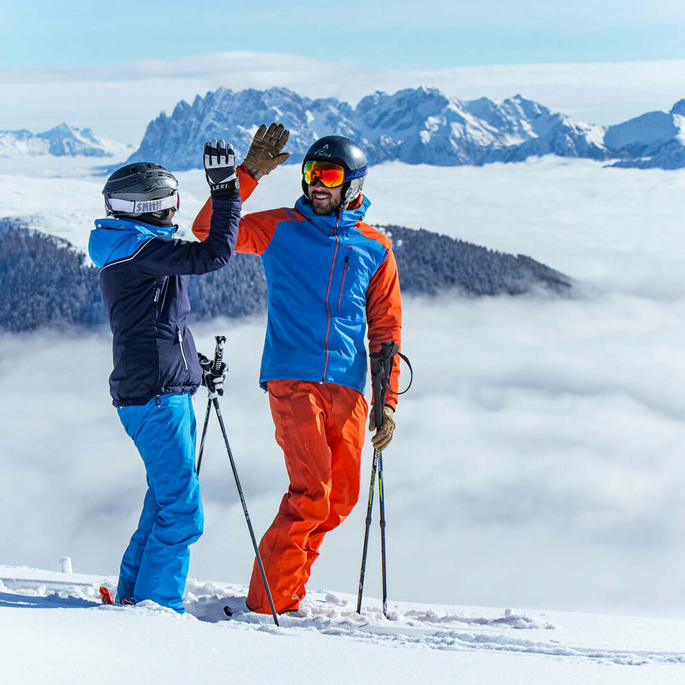 Skizentrum Sillian Hochpustertal High-Five - Zwei Skifahrer:innen im Skizentrum Sillian Hochpustertal
