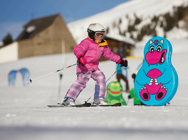 Zettersfeld Kinder Kind fährt am Zettersfeld durch lustige Figuren