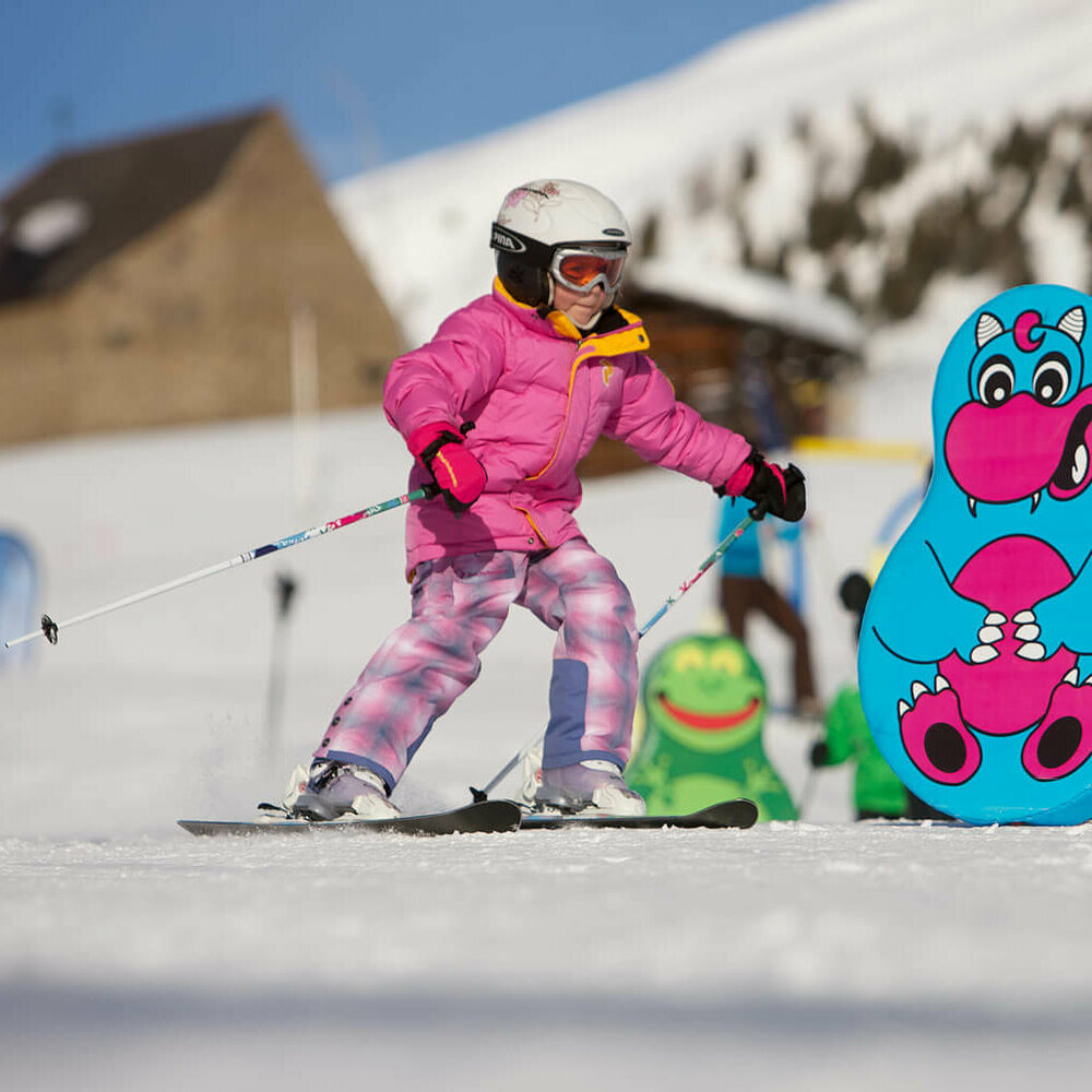 Zettersfeld Kinder Kind fährt am Zettersfeld durch lustige Figuren