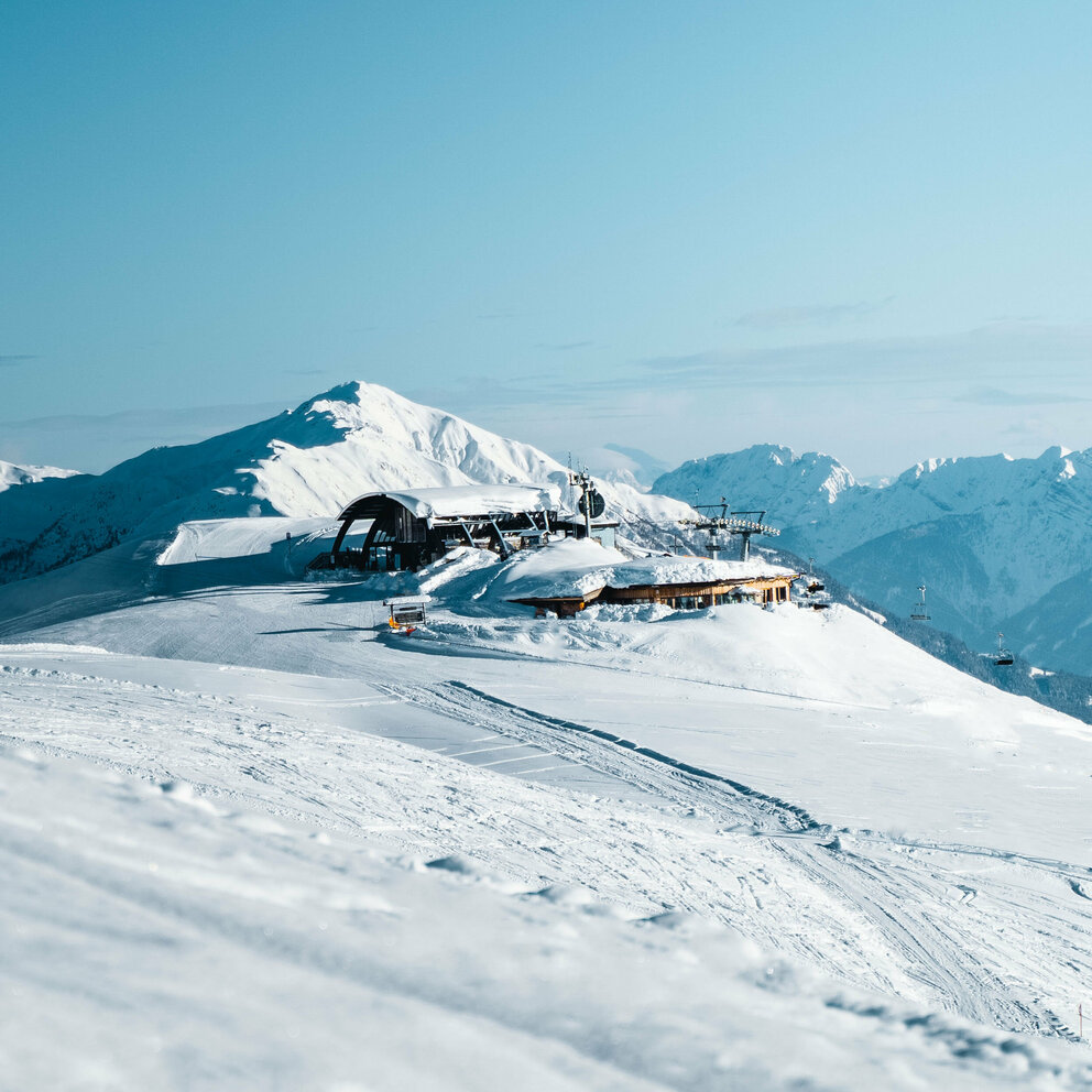 Steinermandl Blick auf die tief verschneite Liftstation Steinermandl in Osttirol bei Kaiserwetter.