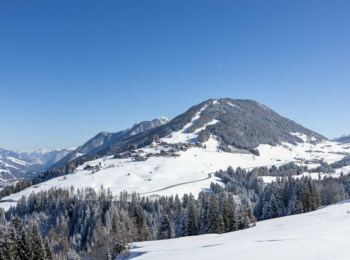 Ortsteil St. Oswald mit der gleichnamigen gotischen Filialkirche und dem Dorfberglift. Ortsteil St. Oswald mit der gleichnamigen gotischen Filialkirche und dem Dorfberglift.