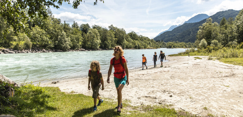 1. Etappe des Iseltrails Eine Familie spaziert am Ufer der Isel entlang, auf der 1. Etappe des Iseltrails in Osttirol.