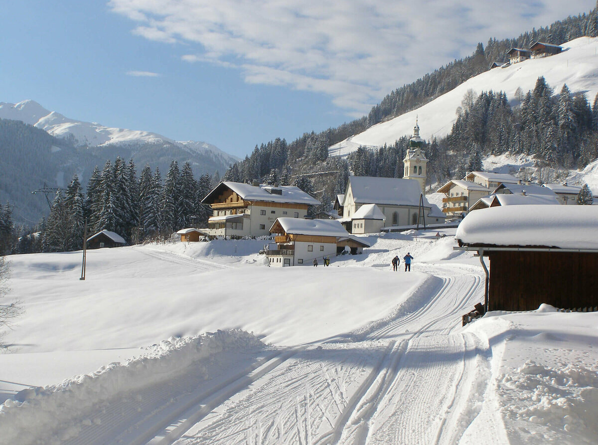 Untertilliach Die wunderschöne Grenzlandloipe schlängelt sich bei herrlichen Bedingungen und strahlendem Sonnenschein unterhalb des Ortes vorbei.