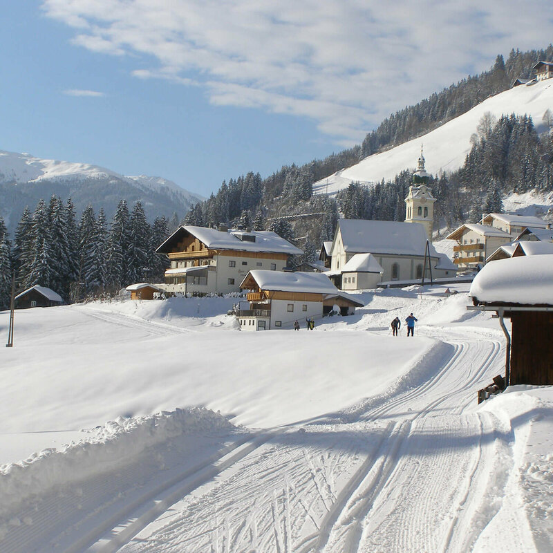 Untertilliach Die wunderschöne Grenzlandloipe schlängelt sich bei herrlichen Bedingungen und strahlendem Sonnenschein unterhalb des Ortes vorbei.