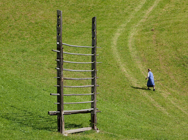 Ausservillgraten kleines Holzgestell in eienr grünen Wiese mit leicht erkennbaren Wiesenweg