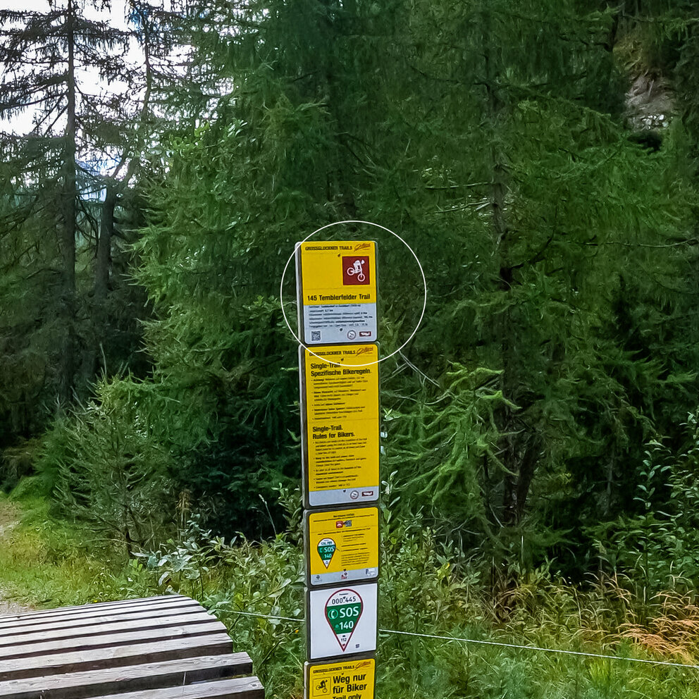 Die Farbgestaltung des Rad-Piktogramms gibt Auskunft über die Schwierigkeit der Strecke. Ein rotes Piktogramm weist auf einen mittelschweren Trail hin. Die Beschilderung der Radwege gibt Auskunft über den Schwierigkeitsgrad des Trails