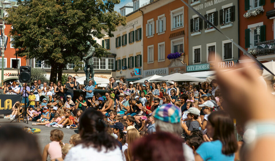 Die Menschenmenge bei Olala 2025 am Lienzer Hauptplatz klatscht begeistert in die Hände.