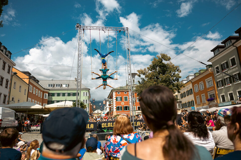 Drei Seilartistinnen beeindrucken das Publikum am Olala 2025 mit spannenden Akrobatikinszenierungen am Lienzer Hauptplatz.