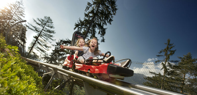 Osttirodler Zwei Mädchen genießen die spektakuläre Abfahrt mit dem Osttirodler vom Hochstein