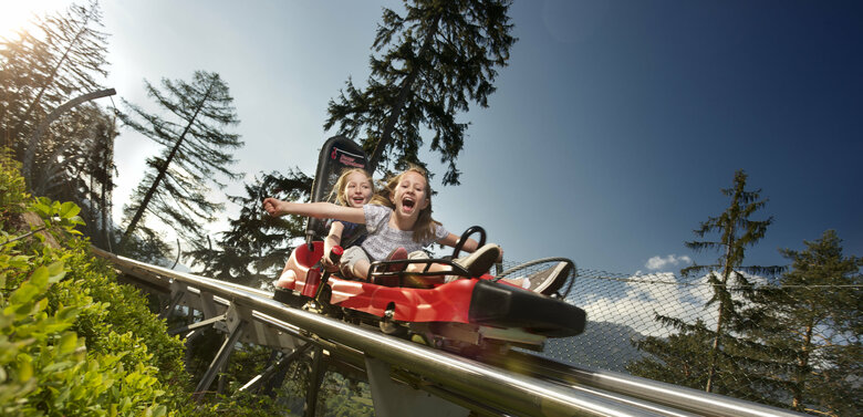 Osttirodler Zwei Mädchen genießen die spektakuläre Abfahrt mit dem Osttirodler vom Hochstein