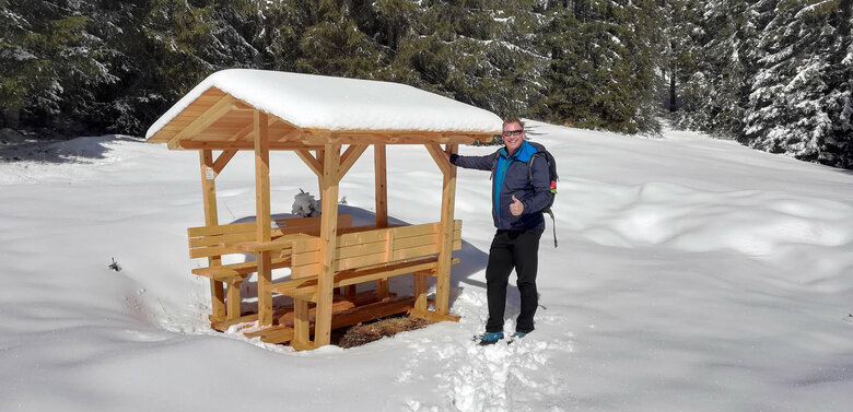 rastplatz-winterwanderdorf-kartitsch Lachender Mann fühlt sich wohl am Ruheplatz im Winterwanderdorf Kartitsch