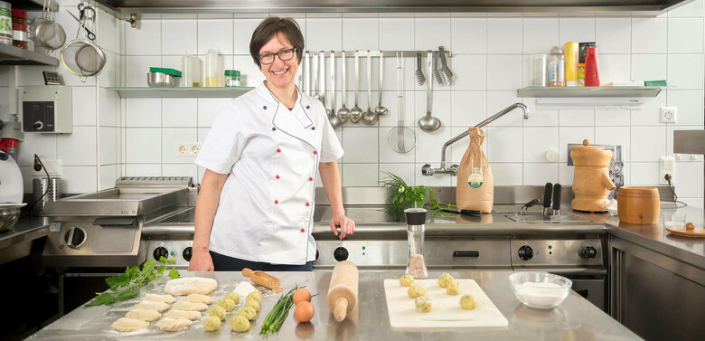 Regionsprodukte Köchin zeigt in einer Gastroküche alle wichtigen Zutaten und Verarbeitungsstufen der Produkte bis hin zu den fertigen Schlipfkrapfen