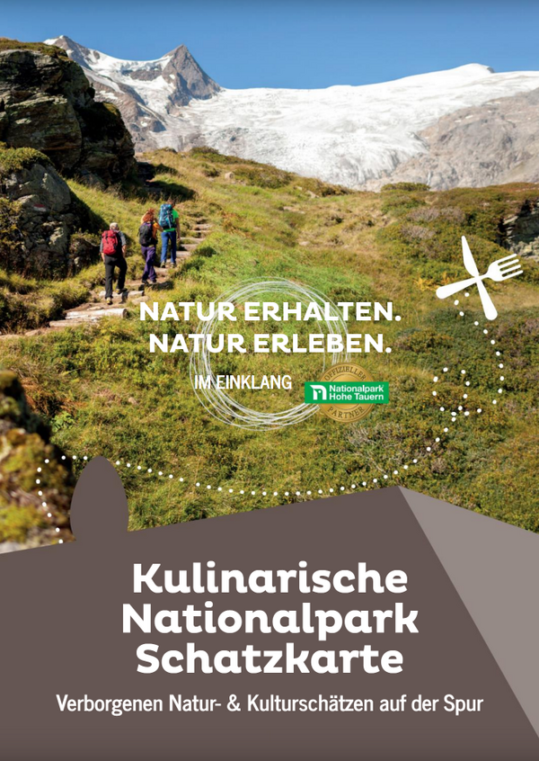 Ein Poster für die Kulinarische Nationalpark Schatzkarte zeigt eine Wandergruppe in einer Berglandschaft, mit verschneiten Gipfeln im Hintergrund.