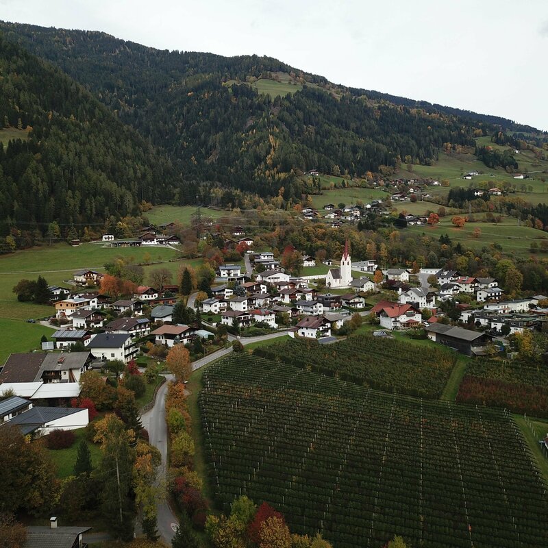 Luftaufnahme von der Gemeinde Gaimberg im Sommer.