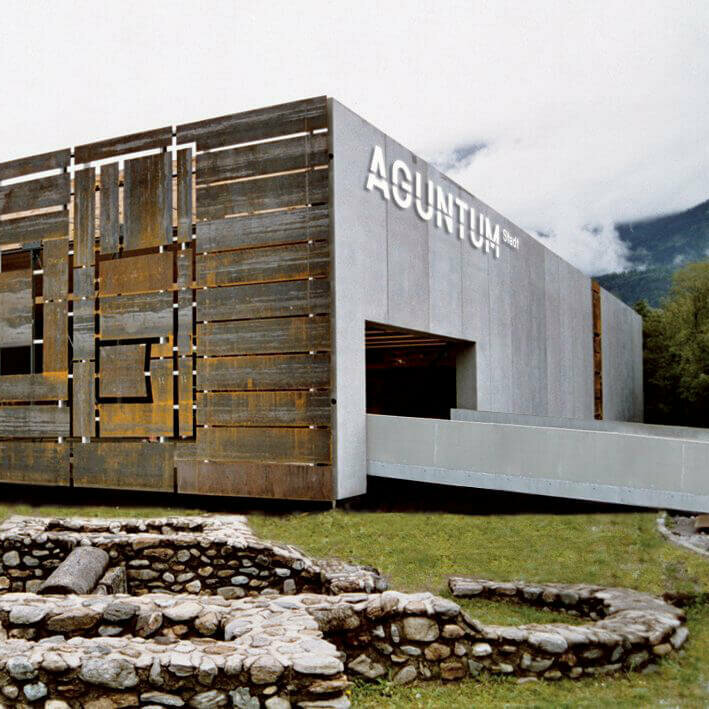 Aguntum Haus Außenansicht des archäologischen Museums Aguntum in Dölsach an einem bewölkten Tag.