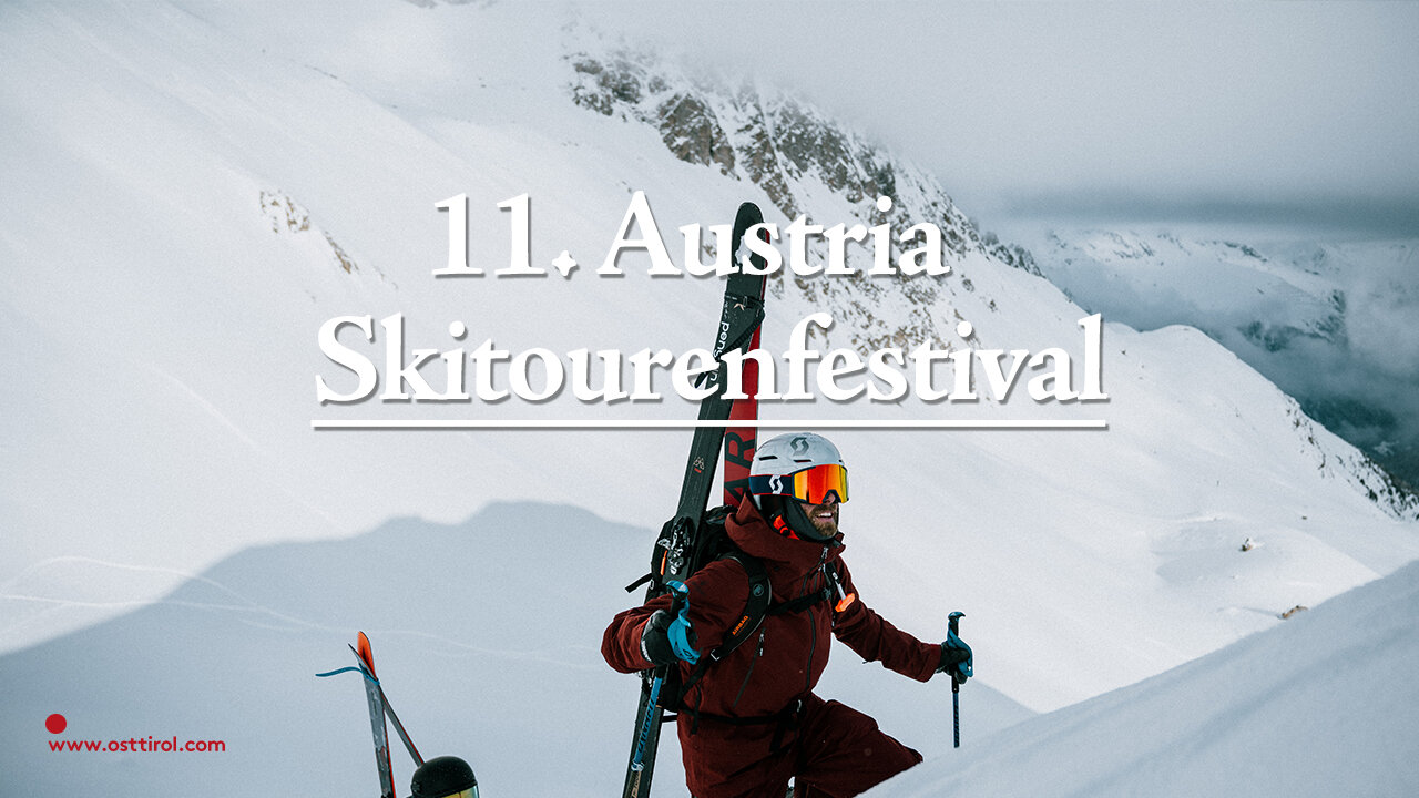 Mann mit Skiern beim 11. Austrian Skitourenfestival