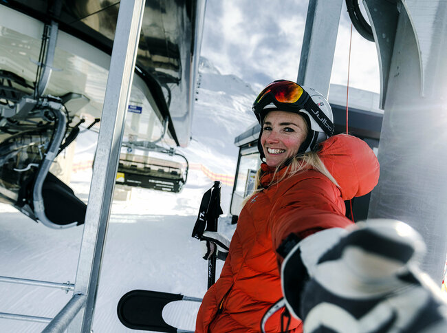 Skizentrum St. Jakob i. D. Skifahrer stehen beim Lift im Skizentrum St. Jakob i. D. an.