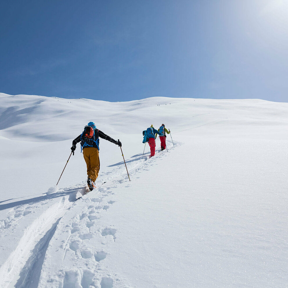 Skitouren Herzassvillgraten Kalkstein Skitourengeher:innen auf der Herz-Ass Skitour in Villgraten