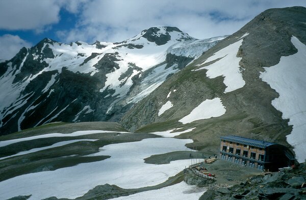 Die Stüdlhütte in Kals a.G. mit Gramul im Hintergrund.