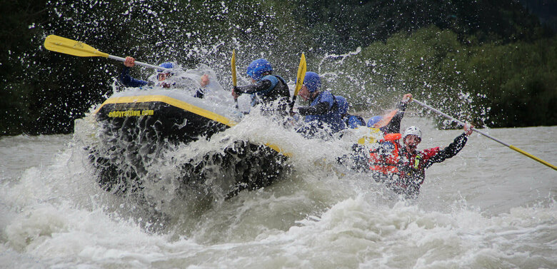 Raften in Osttirol Eine Gruppe Personen sitzt in einem Schlauchboot auf einem reißenden Fluss in Osttirol.