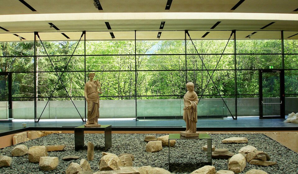 Museum Aguntum Innenraum Ausstellung im Aguntum mit Statuen