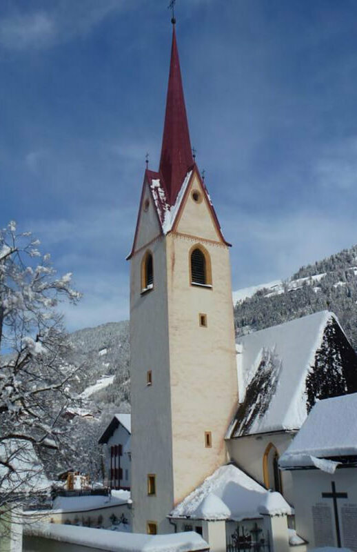 Gaimberg Aufnahme der Pfarrkirche von Gaimberg im Winter an einem schönen Tag.