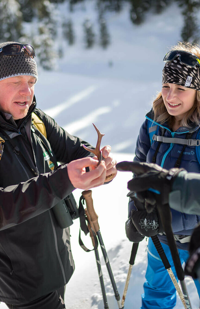 Ranger Winterzauber Defereggental eine Gruppe Schneeschuhwanderer:innen macht Pause im Defereggental